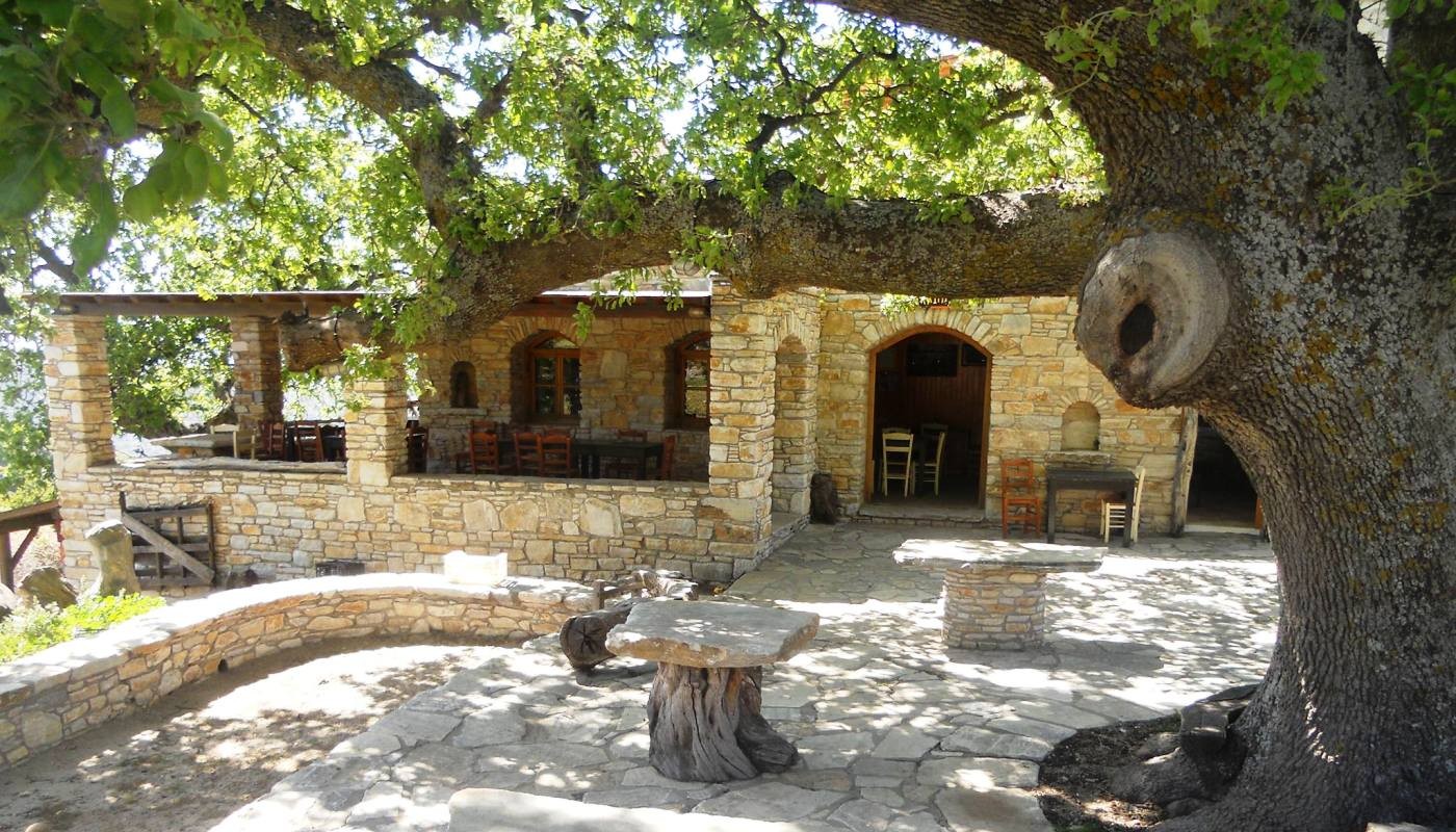 ΤΑ ΚΡΥΜΜΕΝΑ ΤΗΣ ΝΑΞΟΥ: 5 ΤΑΒΕΡΝΕΣ + 3 ΣΤΕΚΙΑ  ΓΙΑ ΠΡΟΜΗΘΕΙΕΣ | Προορισμοί