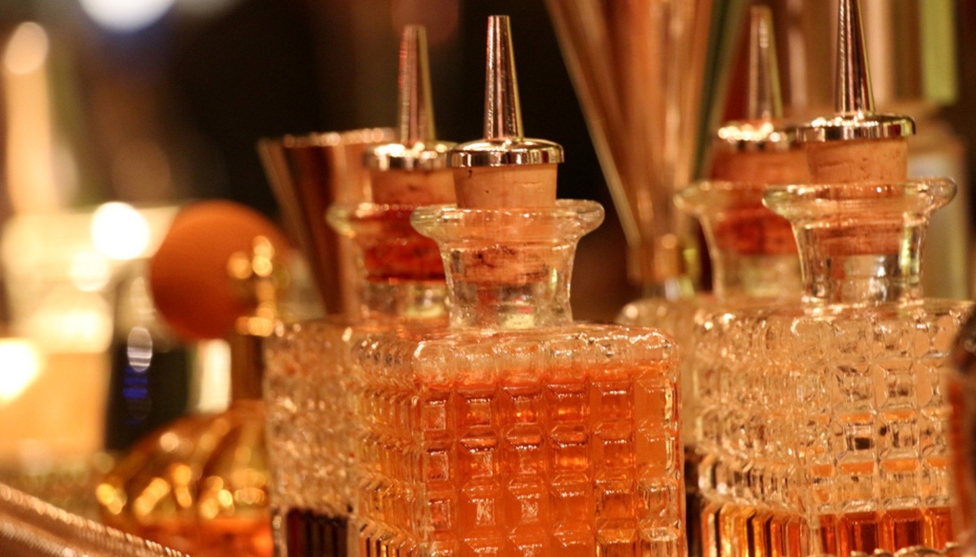 BITTERS: ΤΑ ΟΜΟΡΦΑ ΜΙΚΡΑ ΜΠΟΥΚΑΛΑΚΙΑ ΣΤΟ ΜΠΑΡ | Tips & Tricks