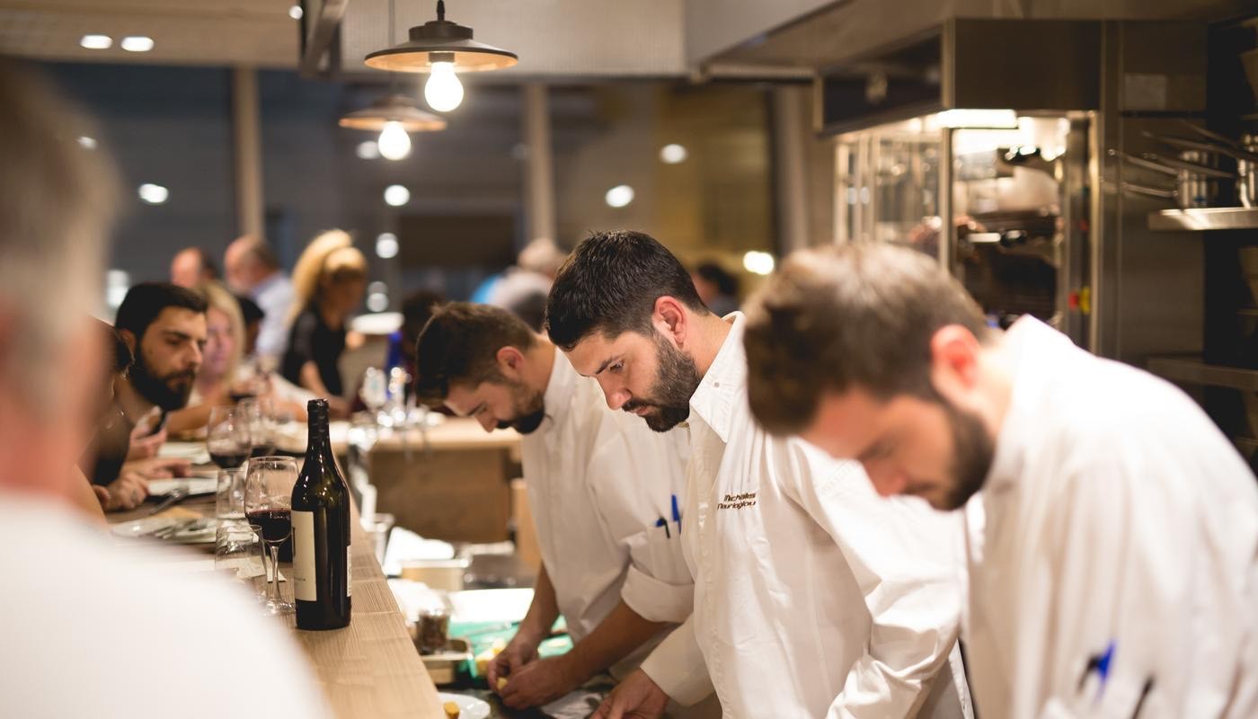FARMA BRALOU STEAK BAR: ΝΕΑ ΠΙΑΤΑ, ΑΝΕΒΑΣΜΕΝΕΣ ΕΠΙΔΟΣΕΙΣ ΚΑΙ ΚΟΣΜΟΣΥΡΡΟΗ | Θέματα