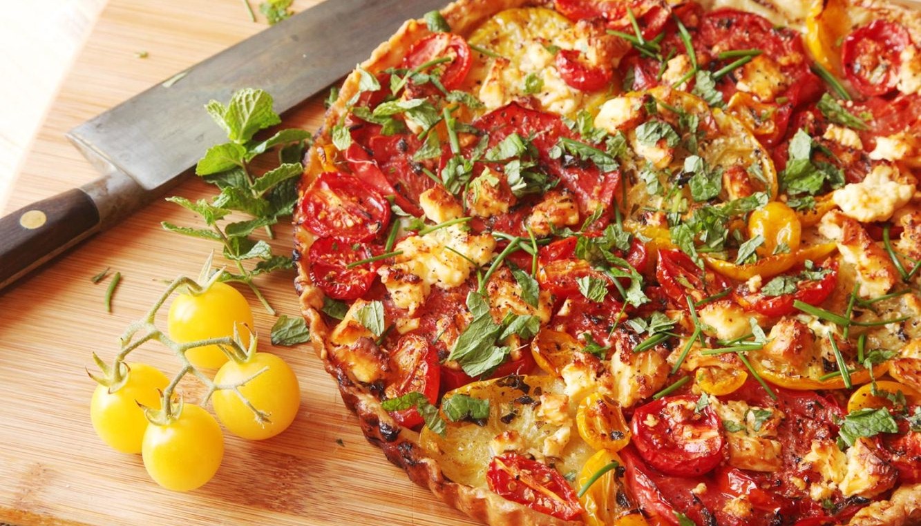 ΤΑΡΤΑ ΜΕ ΤΕΣΣΕΡΑ ΤΥΡΙΑ ΚΑΙ ΠΟΛΥΧΡΩΜΑ ΝΤΟΜΑΤΙΝΙΑ | Συνταγές