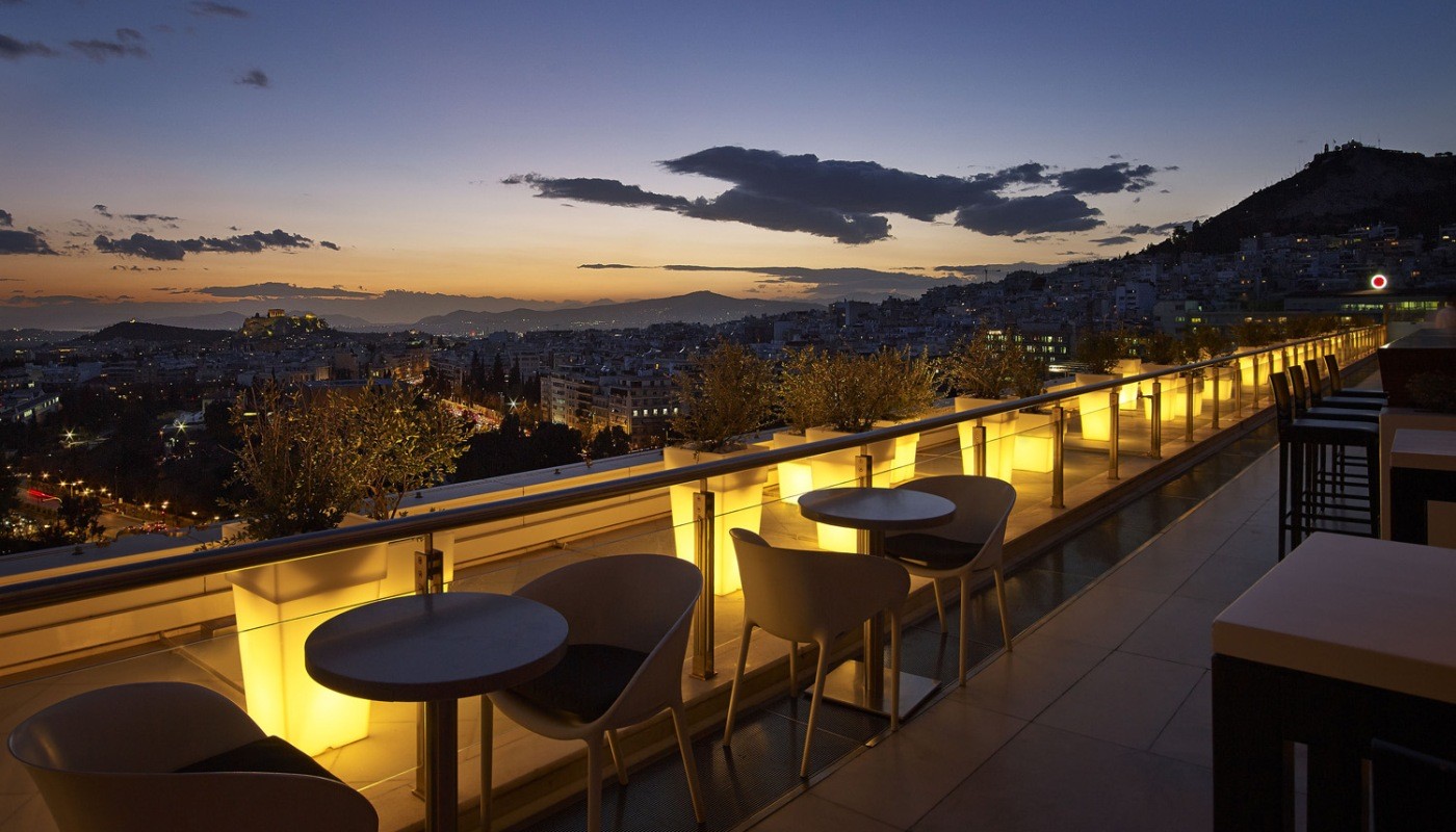 HILTON GALAXY BAR: ΕΝΑΣ ΓΑΛΑΞΙΑΣ ΜΕ ΠΟΛΛΗ ΑΣΤΕΡΟΣΚΟΝΗ, ΑΛΛΑ ΧΩΡΙΣ ΑΣΤΕΡΙΑ | The Bars