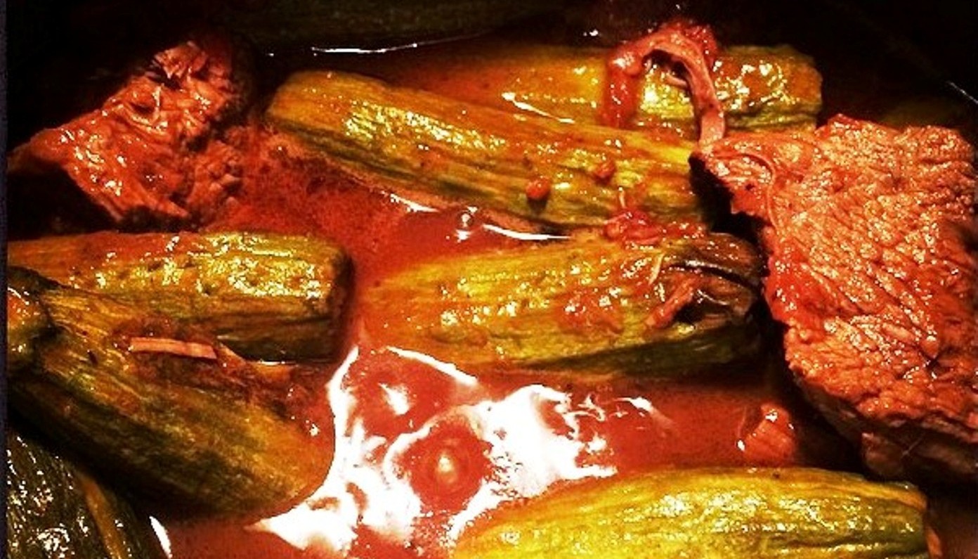 ΜΟΣΧΑΡΑΚΙ ΚΟΚΚΙΝΙΣΤΟ ΜΕ ΚΟΛΟΚΥΘΑΚΙΑ | Συνταγές