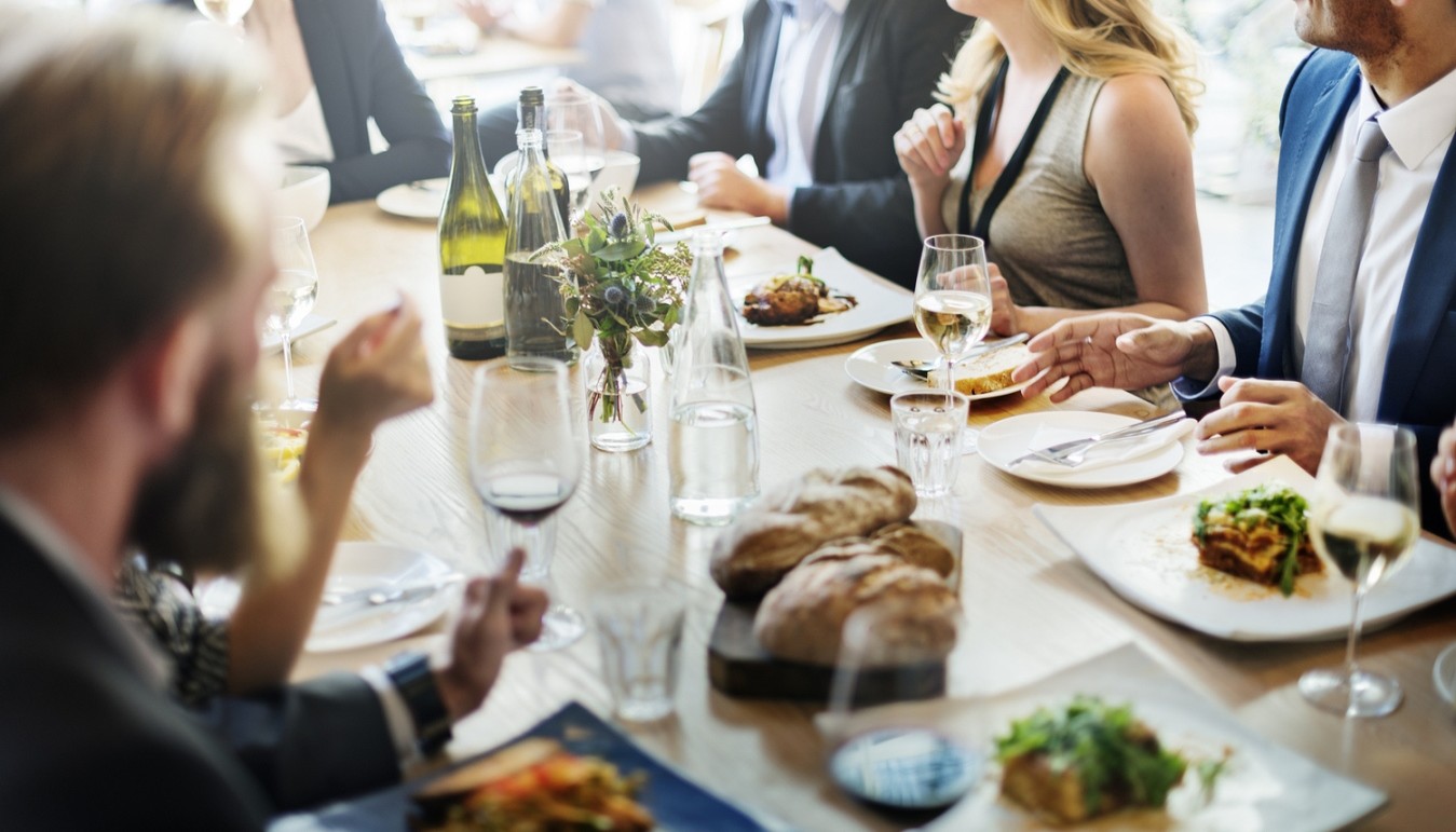 ETIQUETTE: ΟΙ ΚΑΛΟΙ ΤΡΟΠΟΙ ΦΑΙΝΟΝΤΑΙ -ΚΑΙ-ΣΤΟ ΤΡΑΠΕΖΙ. | Tips & Tricks