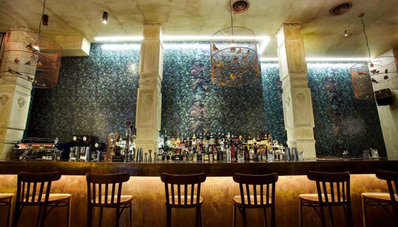 ODORI VERMUTERIA DI ATENE: ΙΣΤΟΡΙΕΣ ΜΕΣΑ ΣΤΟ ΜΠΟΥΚΑΛΙ | The Bars