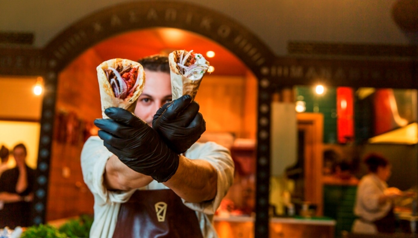 STREET FOOD: ΟΤΑΝ Η ΓΑΣΤΡΟΝΟΜΙΑ ΚΑΝΕΙ…ΠΕΖΟΔΡΟΜΙΟ | Editor's Note