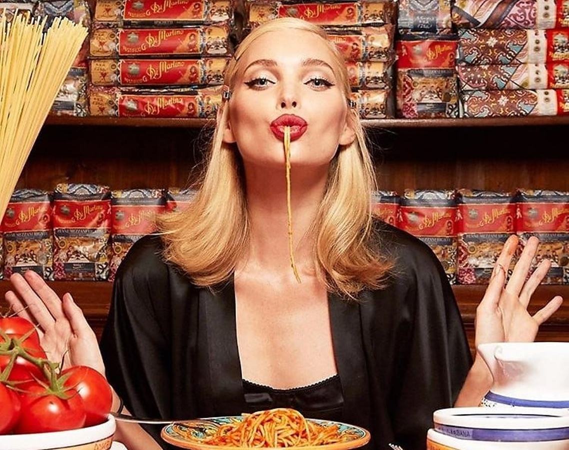 Реклама итальянское качество. Спагетти Дольче Габбана. Макароны Dolce Gabbana. Девушка ест. Фотосессия со спагетти.
