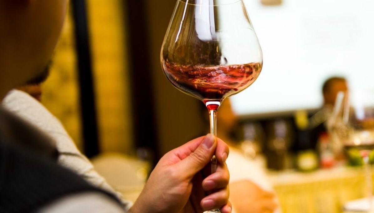 ΞΕΚΙΝΑΕΙ Η ATHENS WINE WEEK ΚΑΙ Η ΠΡΩΤΕΥΟΥΣΑ ΣΗΚΩΝΕΙ ΤΑ ΠΟΤΗΡΙΑ ΤΗΣ ΨΗΛΑ! | Νέα
