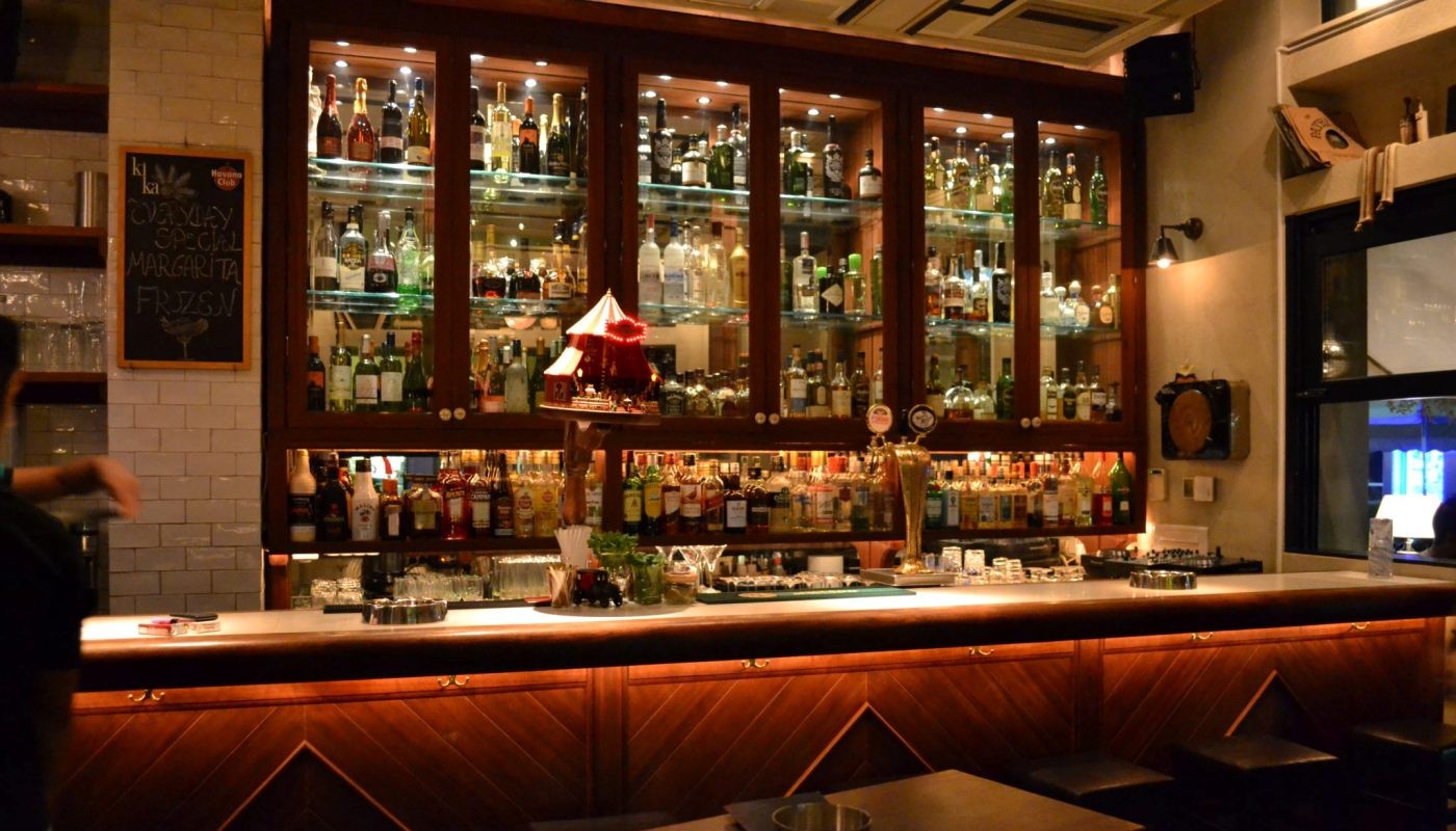 KIKA CAFE APERITIVO: ΑΤΜΟΣΦΑΙΡΙΚΟ  ΜΠΑΡ ΣΤΑ ΔΥΤΙΚΑ | The Bars