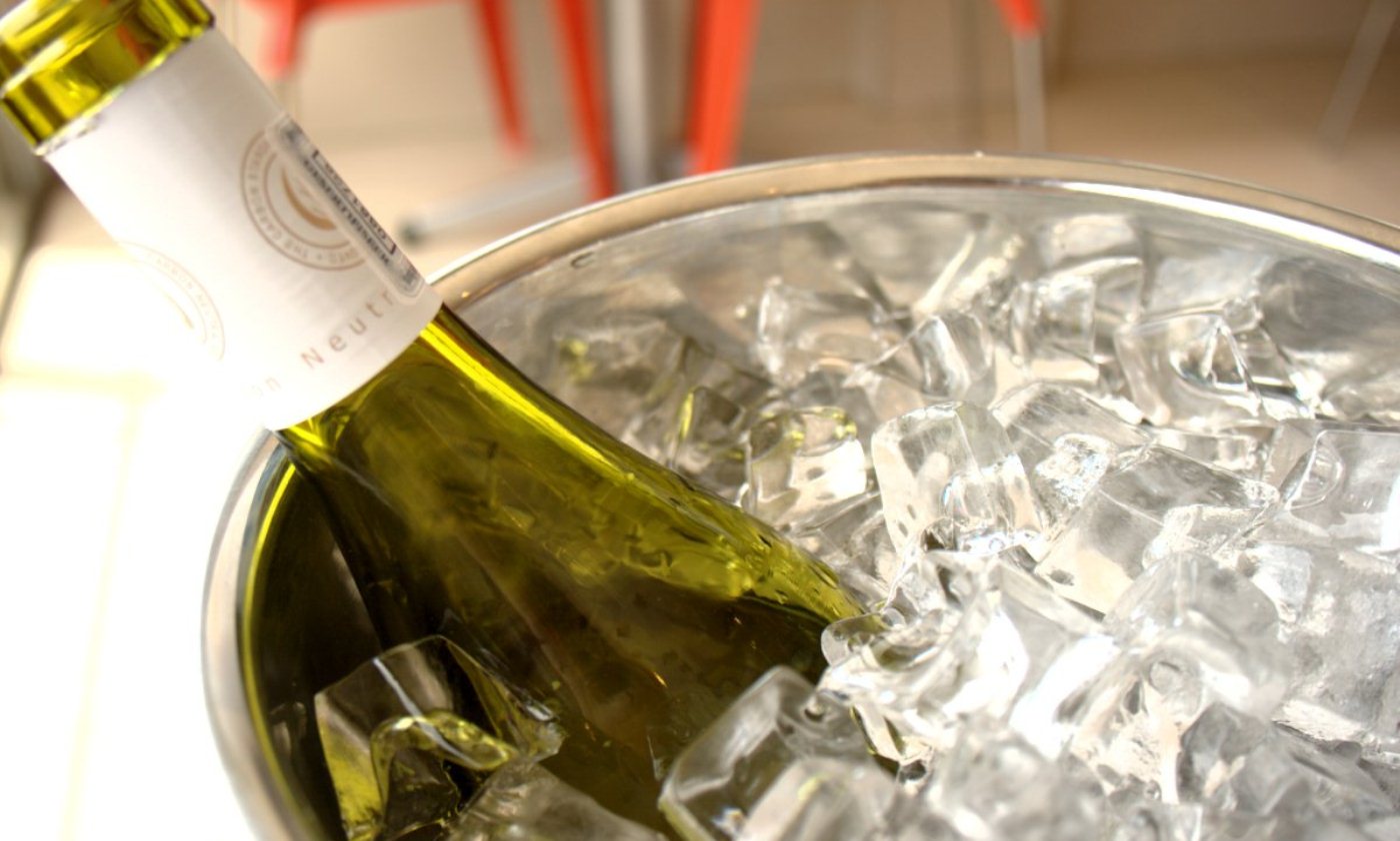 Нужно ли охлаждать вино. Охлажденное вино. Охлаждают ли красное вино. Охлаждают ли красное вино перед подачей на стол. Температура хранения вина в бутылках.