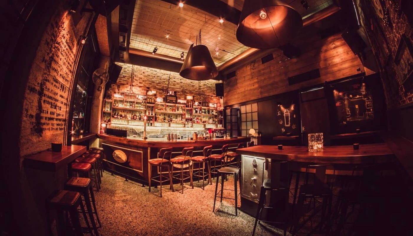 BANK JOB FAMOUS AND STOLEN: ΕΝΝΟΜΗ ΠΑΡΑΝΟΜΙΑ | The Bars