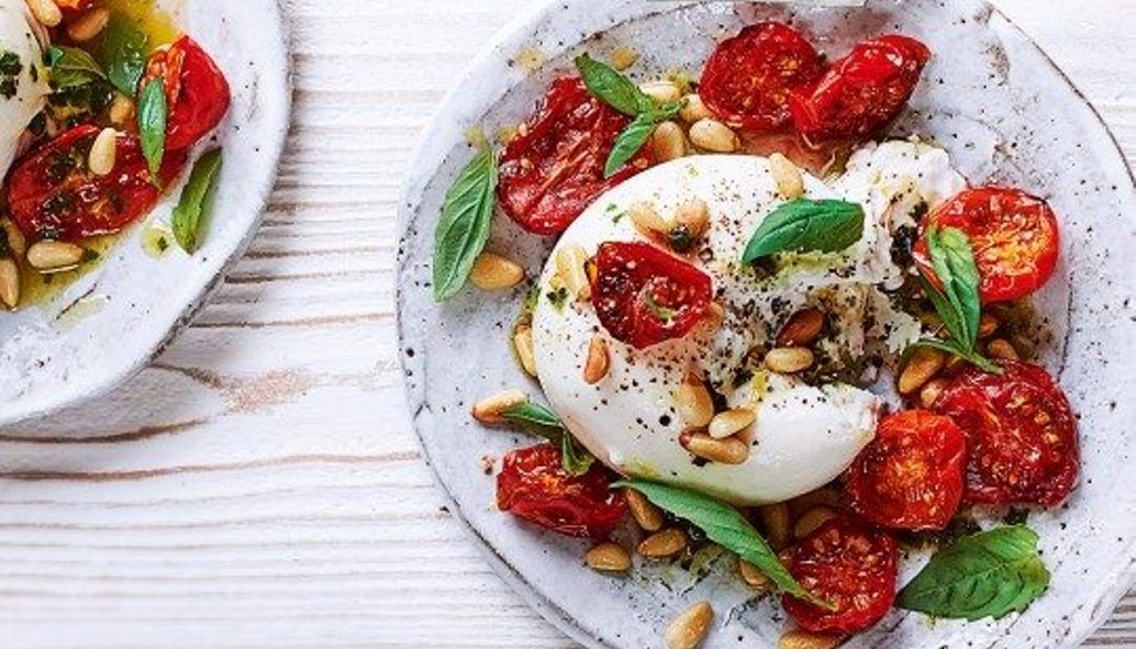 ΚΑΛΟΚΑΙΡΙΝΗ ΣΑΛΑΤΑ ΜΕ BURRATA, ΨΗΤΕΣ ΝΤΟΜΑΤΕΣ ΚΑΙ ΚΟΥΚΟΥΝΑΡΙ | Συνταγές