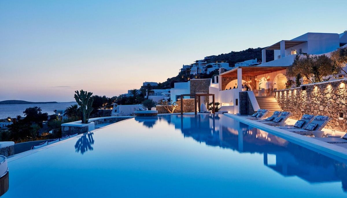 KATIKIES MYKONOS: ΔΥΝΑΜΙΚΗ ΕΚΚΙΝΗΣΗ ΣΕ ΓΑΣΤΡΟΝΟΜΙΚΗ ΤΡΟΧΙΑ ΜΕ ΤΟΝ ΑΓΓΕΛΟ ΜΠΑΚΟΠΟΥΛΟ ΣΤΗ ΚΟΥΖΙΝΑ | Ξενοδοχεία