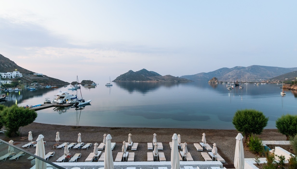 PATMOS AKTIS SUITES & SPA: ΤΟ ΞΕΝΟΔΟΧΕΙΟ ΠΟΥ ΕΦΕΡΕ ΚΟΣΜΟΠΟΛΙΤΙΚΟ ΑΕΡΑ ΣΤΟ ΝΗΣΙ | Ξενοδοχεία