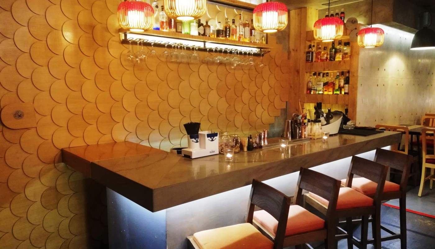 IZAKAYA: ΠΙΝΟΝΤΑΣ ΣΕ ΜΙΑ ΓΙΑΠΩΝΕΖΙΚΗ ΓΑΣΤΡΟΠΑΜΠ | The Bars
