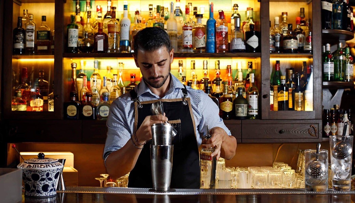 BARRUS BY SPOLLATI: ΕΝΑΣ ΕΛΕΦΑΝΤΑΣ ΔΡΟΣΙΖΕΙ ΤΟ SPOLLATI | The Bars
