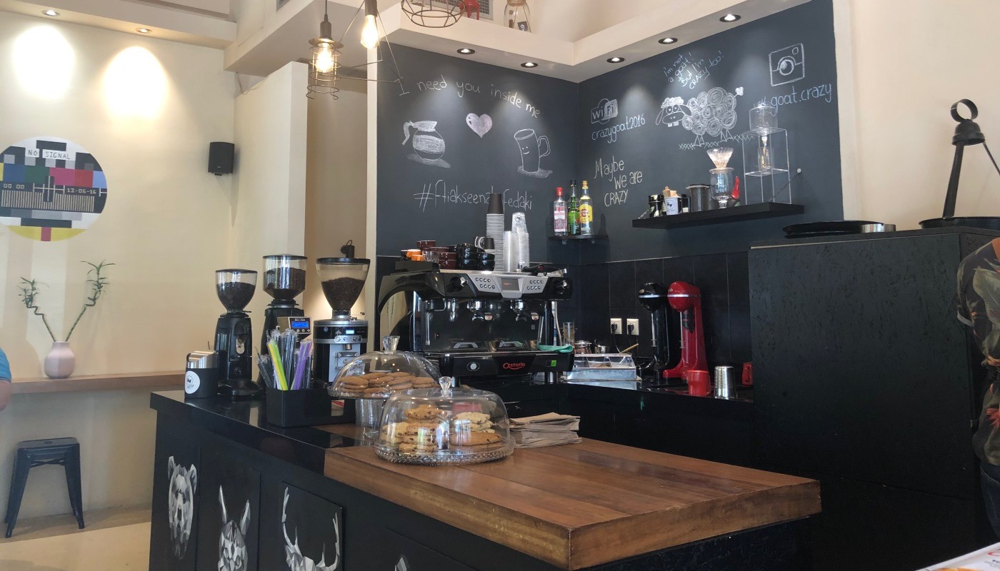 CRAZY GOAT: ΠΙΝΟΝΤΑΣ ΚΑΦΕ ΣΤΟ ΛΙΜΑΝΙ | Coffee Corner