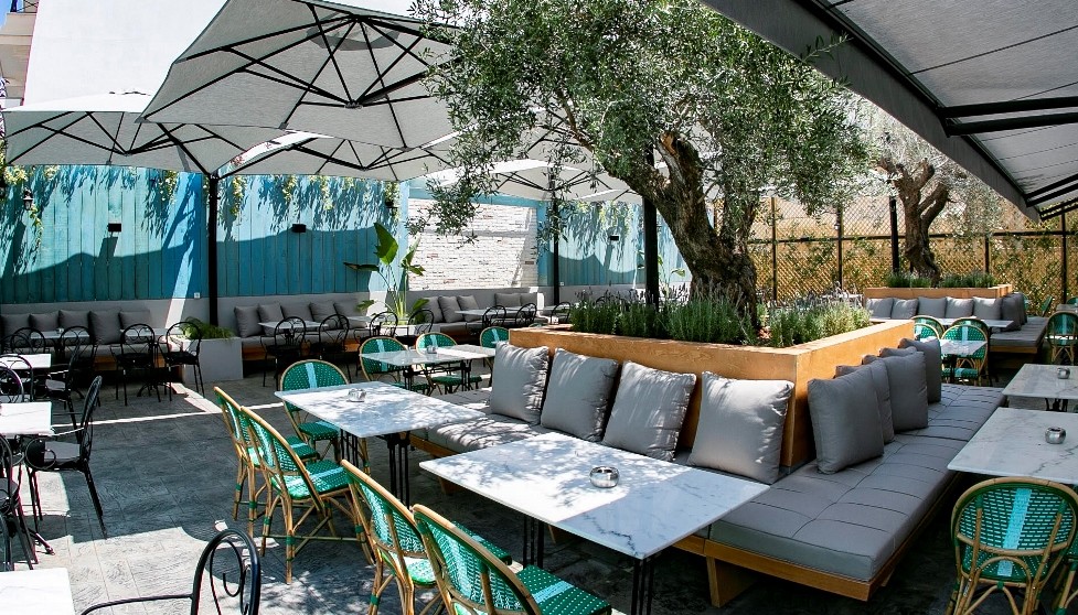 GODMAMA’S YARD: ΠΙΝΟΝΤΑΣ ΣΤΗΝ ΑΥΛΗ ΤΗΣ ΝΟΝΑΣ | The Bars