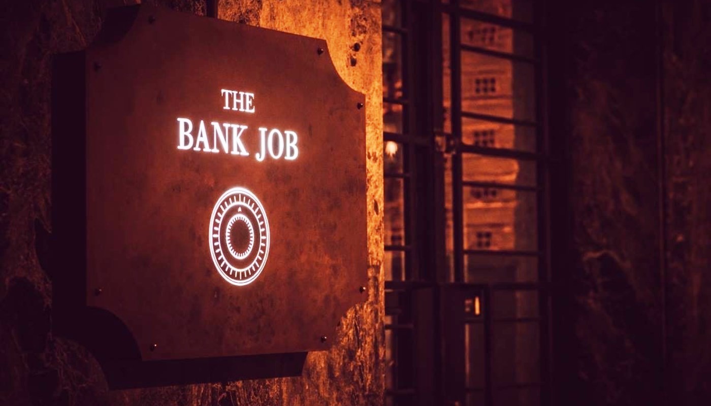 THE BANK JOB: ΠΙΝΟΝΤΑΣ ΣΑΝ GENTLEMAN ΚΛΕΦΤΗΣ | The Bars