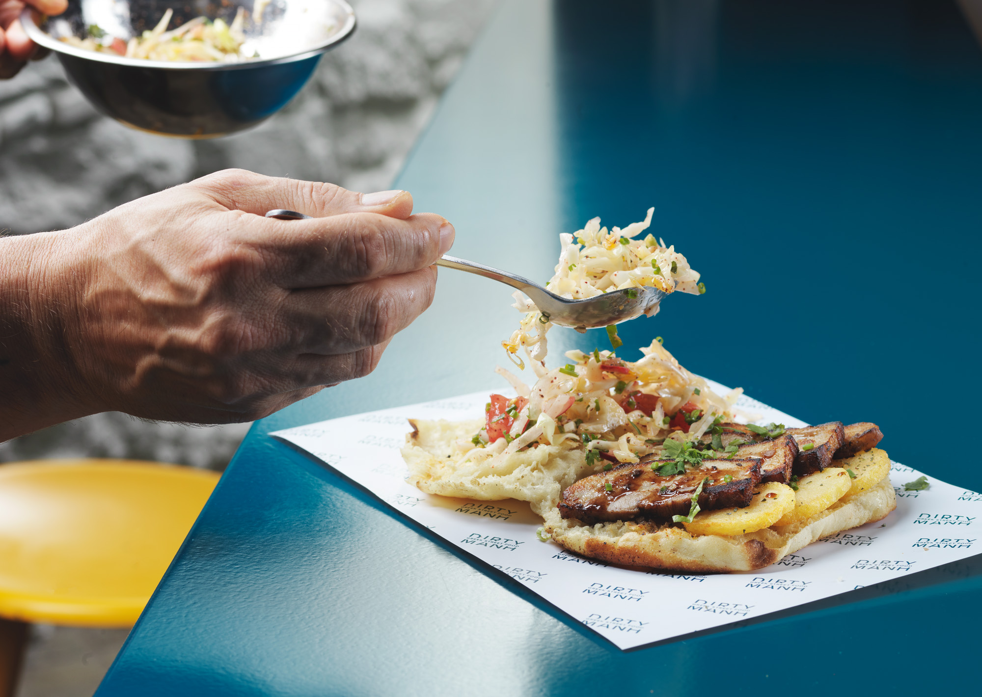 Κρέας και ψωμί στο δρόμο του street food: Ένα αρχετυπικό ντουέτο σε ...