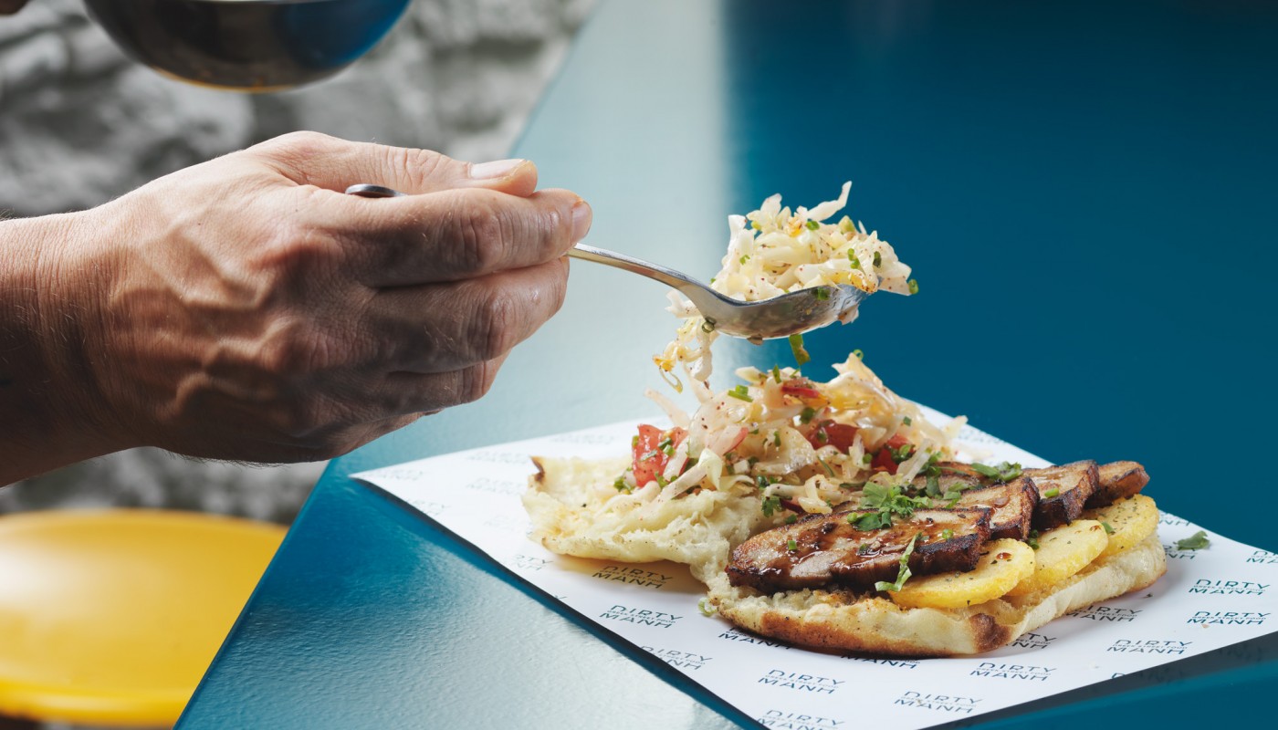 ΚΡΕΑΣ ΚΑΙ ΨΩΜΙ ΣΤΟ ΔΡΟΜΟ ΤΟΥ STREET FOOD: ΕΝΑ ΑΡΧΕΤΥΠΙΚΟ ΝΤΟΥΕΤΟ ΣΕ ΝΕΕΣ ΠΕΡΙΠΕΤΕΙΕΣ | Θέματα