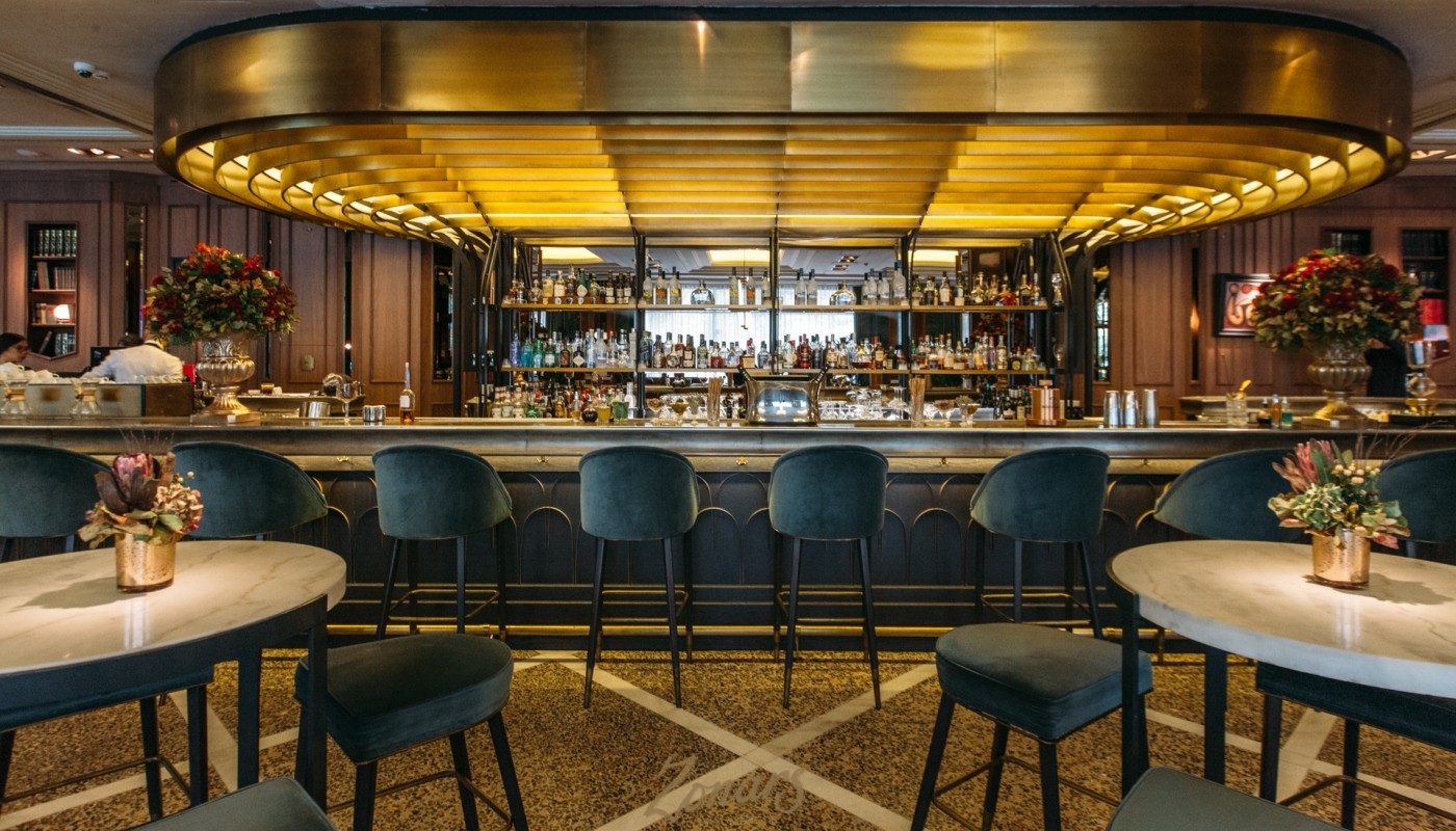 ATHÉNÉE: ΠΑΙΖΟΝΤΑΣ ΜΕ ΤΙΣ ΜΠΟΥΡΜΠΟΥΛΗΘΡΕΣ | The Bars
