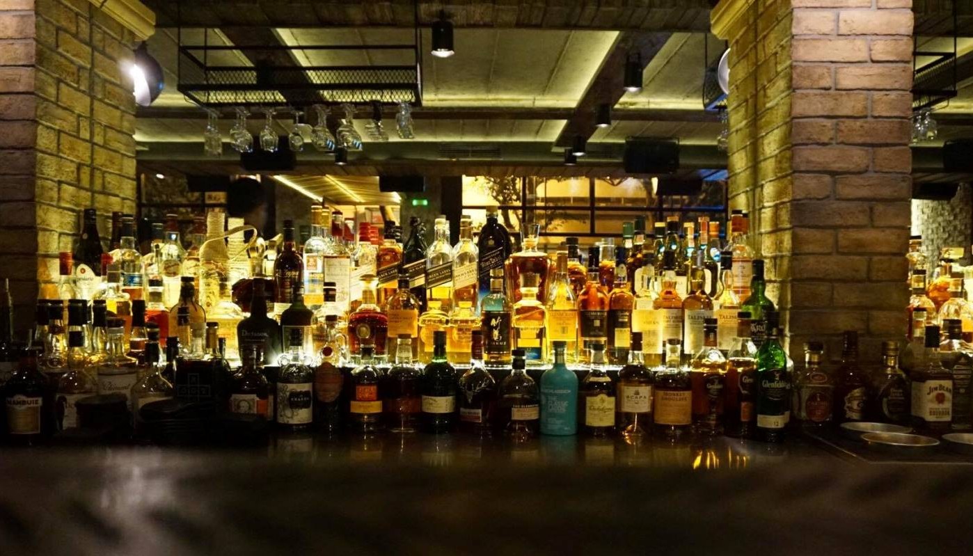 RUINS ATHENS: ΣΤΟΝ ΠΕΖΟΔΡΟΜΟ ΤΗΣ ΤΣΑΚΑΛΩΦ | The Bars