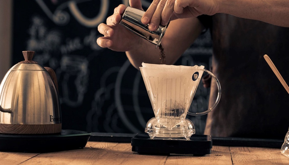 CLEVER DRIPPER: ΦΤΙΑΧΝΟΝΤΑΣ ΚΑΦΕ ΜΕ “ΕΞΥΠΝΟ” ΤΡΟΠΟ | Coffee Corner