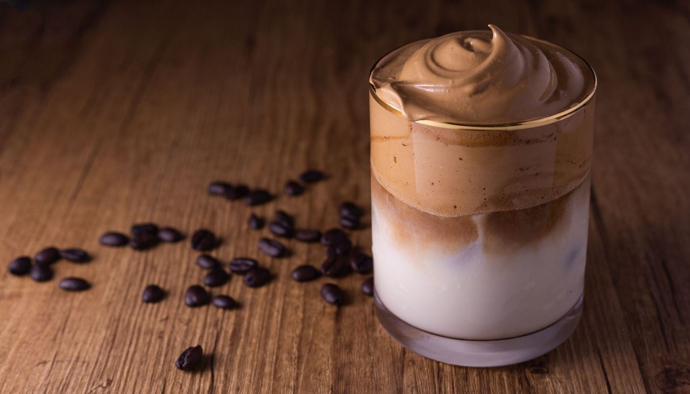 DALGONA COFFEE: Ο ΚΑΦΕΣ ΤΗΣ ΚΑΡΑΝΤΙΝΑΣ | Coffee Corner