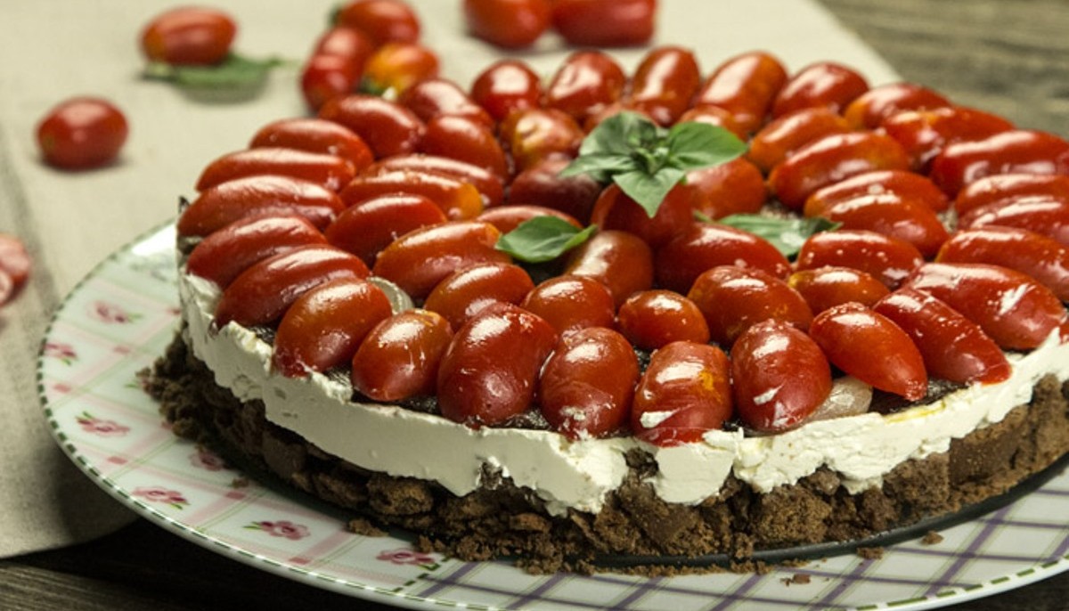 ΑΛΜΥΡΟ CHEESE CAKE ΜΕ ΝΤΟΜΑΤΙΝΙΑ ΚΑΙ ΚΑΡΑΜΕΛΩΜΕΝΟ ΚΡΕΜΜΥΔΙ | Συνταγές