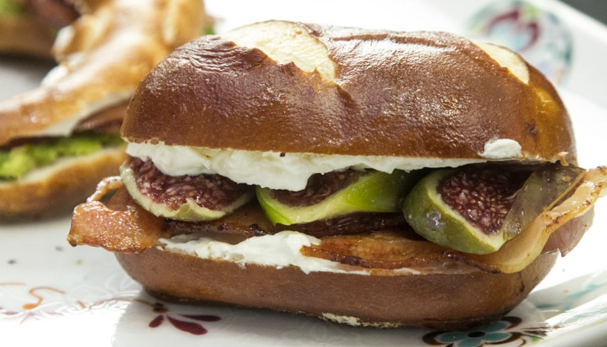 ΚΑΛΟΚΑΙΡΙΝΑ CREAM CHEESE SANDWICHES ΜΕ ΜΠΕΙΚΟΝ ΚΑΙ ΑΒΟΚΑΝΤΟ Η ΣΥΚΟ | Συνταγές