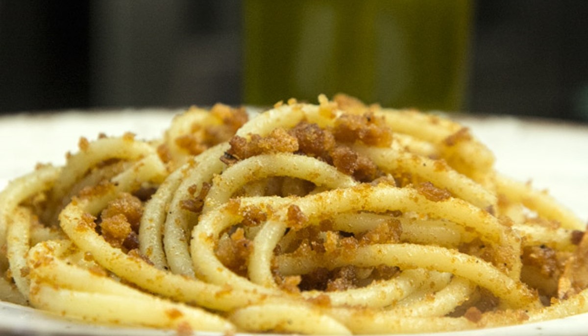 BUCATINI CON LE BRICIOLE: ΖΥΜΑΡΙΚΑ ΜΕ ΦΡΥΓΑΝΙΣΜΕΝΑ ΨΥΧΟΥΛΑ | Συνταγές