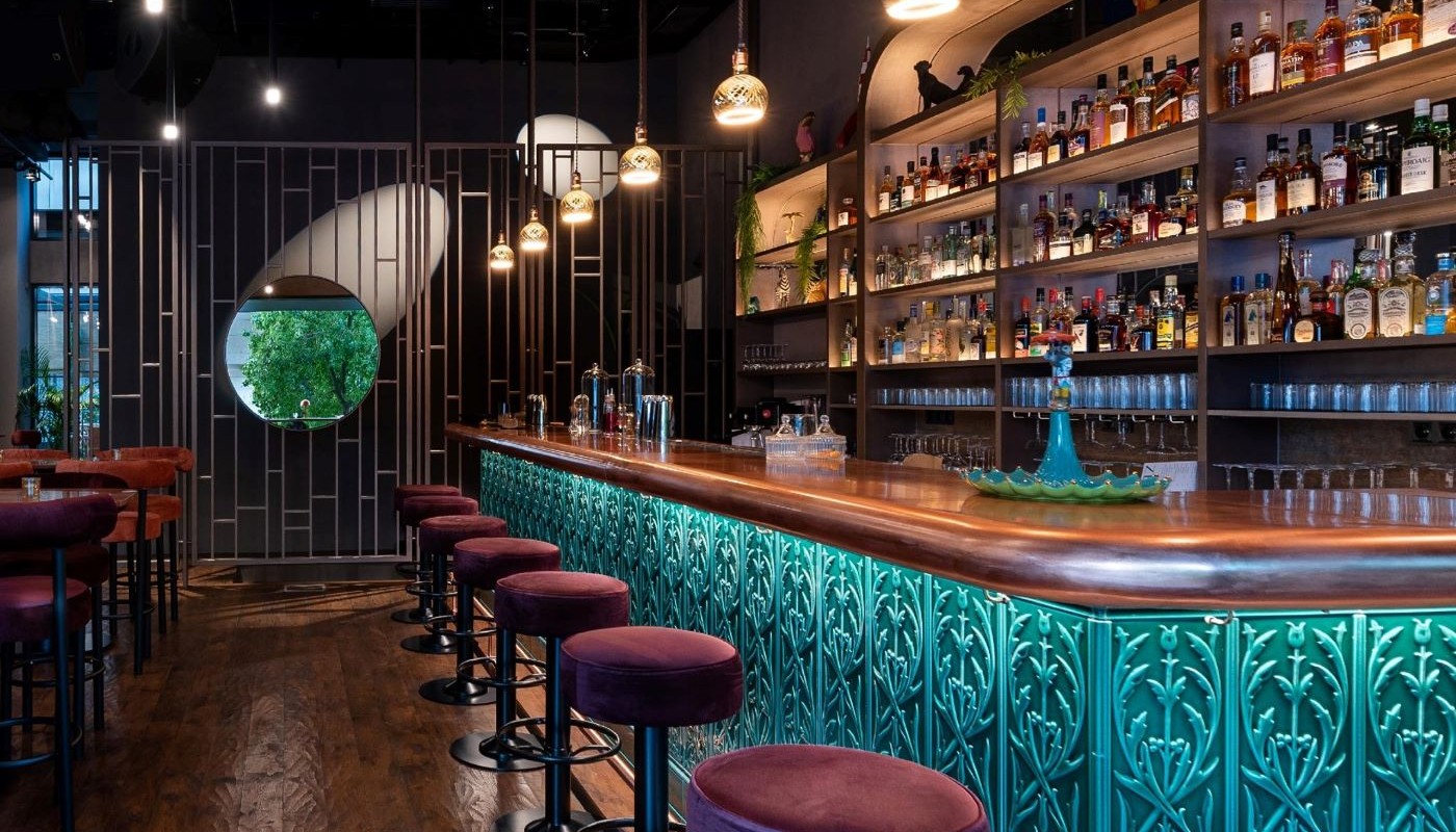 ZEBRA BAR ATHENS, ΚΟΜΨΟ ΚΑΙ ΜΕ ΚΟΡΥΦΑΙΑ ΥΠΟΓΡΑΦΗ | The Bars