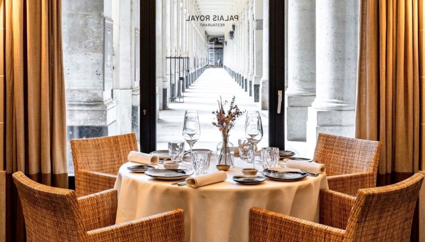 PALAIS ROYAL RESTAURANT: Ο ΦΙΛΙΠΠΟΣ ΧΡΟΝΟΠΟΥΛΟΣ ΓΙΝΕΤΑΙ Ο ΠΡΩΤΟΣ ΕΛΛΗΝΑΣ ΣΕΦ ΠΟΥ ΑΠΟΚΤΑ ΔΥΟ ΑΣΤΕΡΙΑ MICHELIN ΣΤΟ ΠΑΡΙΣΙ | Globe-Eater