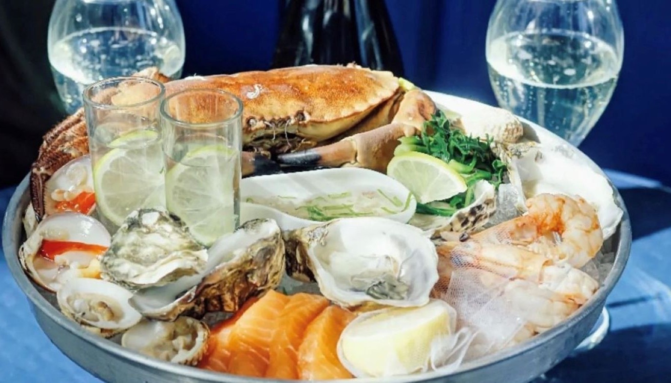 BLUE OYSTER: ΣΑΜΠΑΝΙΕΣ, ΟΣΤΡΑΚΑ ΚΑΙ ΑΛΕΓΚΡΙΑ ΣΤΗ ΚΟΛΟΚΟΤΡΩΝΗ | Νέα