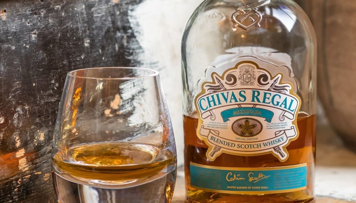 ΔΟΚΙΜΑΖΟΝΤΑΣ ΤΟ CHIVAS REGAL MIZUNARA | Θέματα