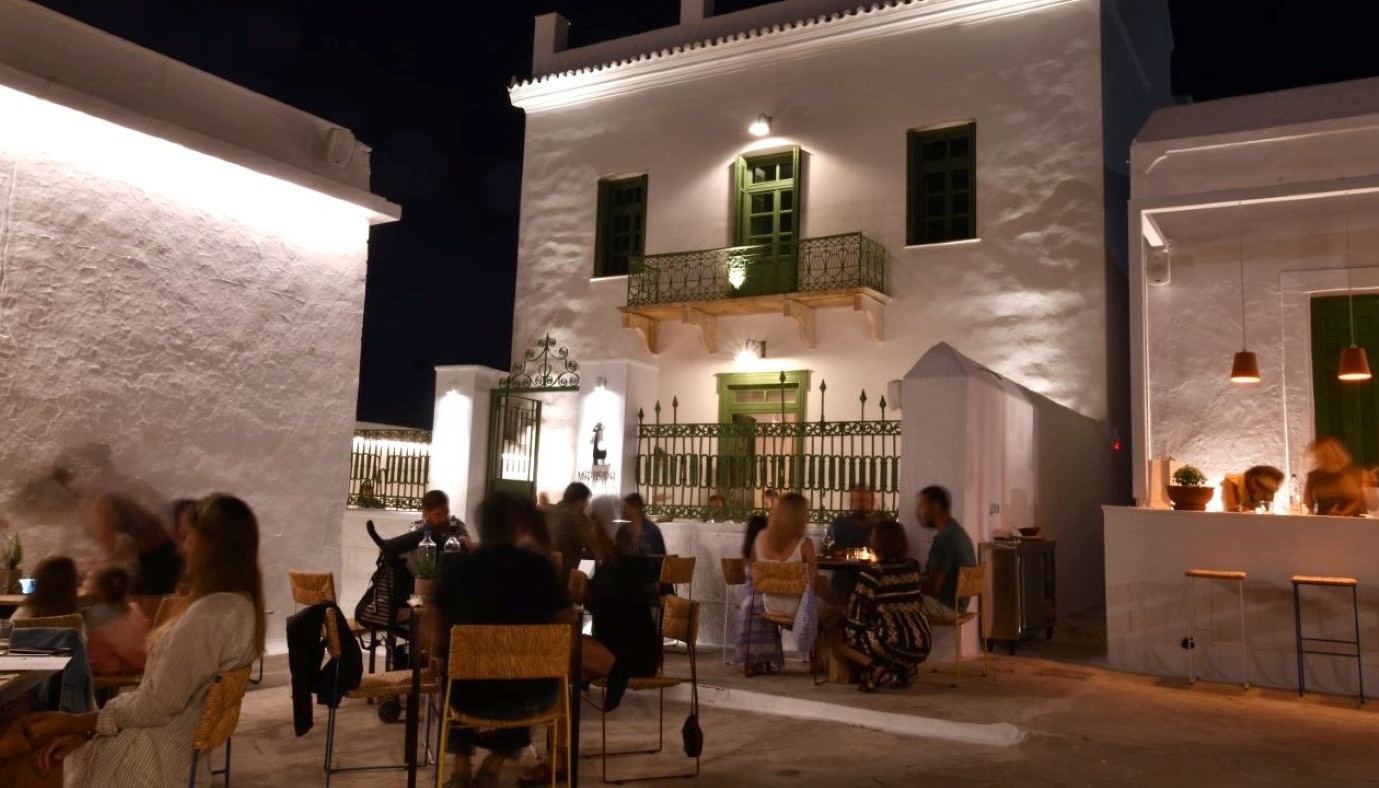 ΜΑΡΓΙΩΡΑ: ΧΑΛΑΡΕΣ, ΑΠΟΛΑΥΣΤΙΚΕΣ ΒΡΑΔΙΕΣ ΣΤΗ ΧΩΡΑ ΤΗΣ ΚΥΘΝΟΥ | The Bars