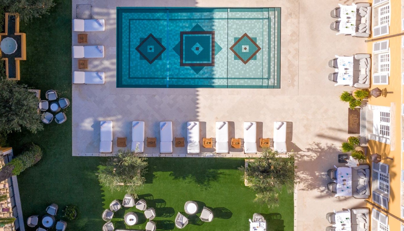 Η COOKOOVAYA ΑΝΟΙΓΕΙ ΤΑ ΦΤΕΡΑ ΤΗΣ ΓΙΑ ΤΟ SAINT TROPEZ | Νέα