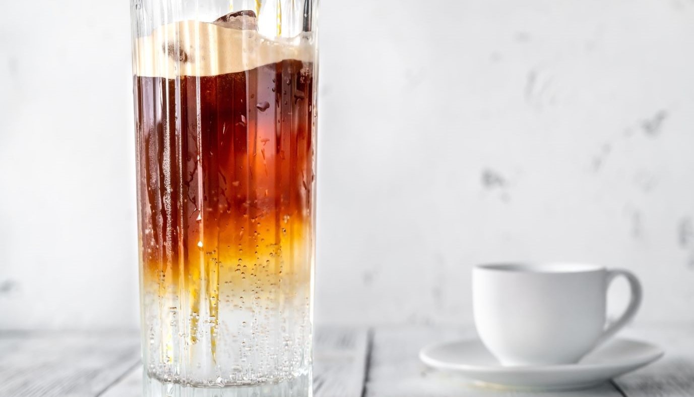 ESPRESSO TONIC: ΟΤΑΝ Ο ΚΑΦΕΣ ΣΥΝΑΝΤΑ ΤΟ ΑΝΘΡΑΚΙΚΟ | Coffee Corner