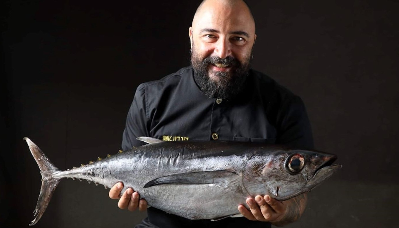KINJO, ΜΙΑ ΕΚΠΛΗΞΗ ΠΟΥ ΚΑΘΙΕΡΩΝΕΤΑΙ ΧΑΡΗ ΚΑΙ ΣΤΗΝ ΠΑΡΟΥΣΙΑ ΤΟΥ ΣΕΦ ΝΙΚΟΥ ΠΟΛΙΤΑΚΟΥ | Κριτικές Εστιατορίων