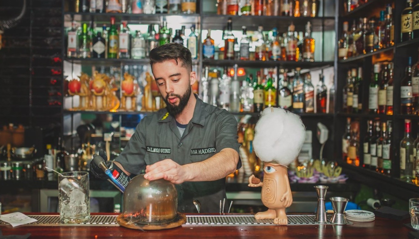 ΠΙΝΟΝΤΑΣ ΣΤΗΝ ΜΑΔΡΙΤΗ | The Bars