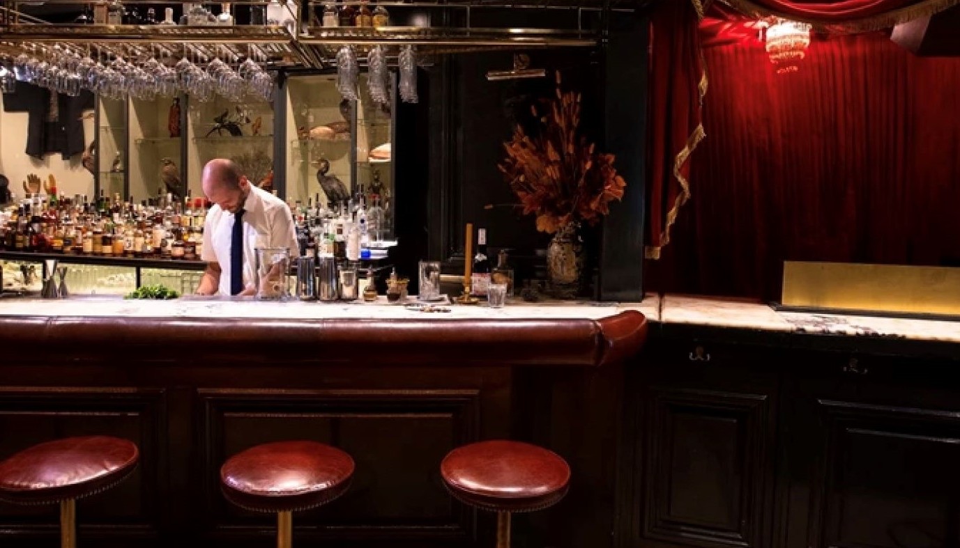 Ο ΚΥΡΙΟΣ ΤΗΣ ΠΛΑΤΕΙΑΣ ΜΑΒΙΛΗ | The Bars