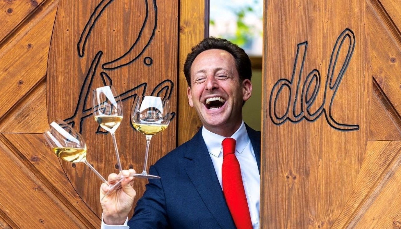 MAXIMILIAN RIEDEL: ΕΝΑ MASTERCLASS ΚΙ ΕΝΑ ΓΕΥΜΑ ΜΕ ΤΟΝ ΔΗΜΙΟΥΡΓΟ ΤΩΝ ΔΙΑΣΗΜΟΤΕΡΩΝ ΠΟΤΗΡΙΩΝ ΚΡΑΣΙΟΥ ΣΤΟΝ ΚΟΣΜΟ | Θέματα