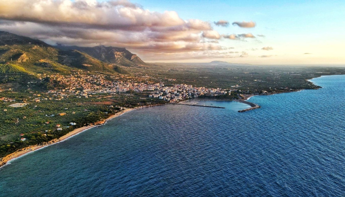 ΠΕΝΤΕ  ΕΜΒΛΗΜΑΤΙΚΕΣ ΣΤΑΣΕΙΣ, ΤΑΞΙΔΕΥΟΝΤΑΣ ΣΤΗΝ ΠΕΛΟΠΟΝΝΗΣΟ | Προορισμοί