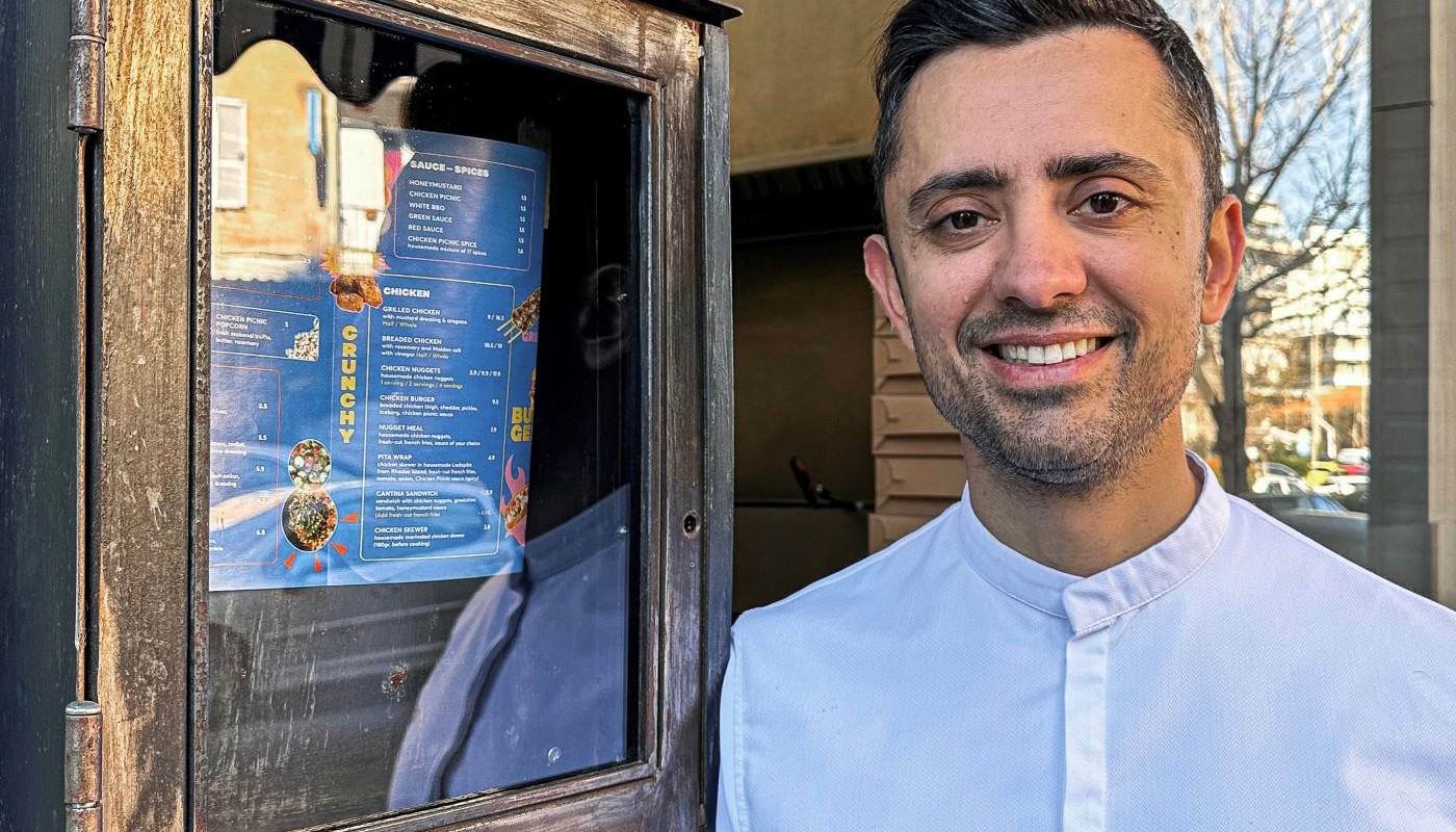 Ο ΠΑΥΛΟΣ ΚΥΡΙΑΚΗΣ ΑΝΑΛΑΜΒΑΝΕΙ ΤΑ ΗΝΙΑ ΤΟΥ CHICKEN PICNIC | Νέα