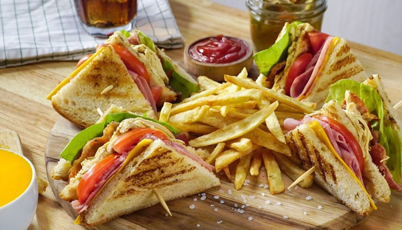 ΤΑ ΠΑΘΗ ΕΝΟΣ CLUB SANDWICH | Θέματα