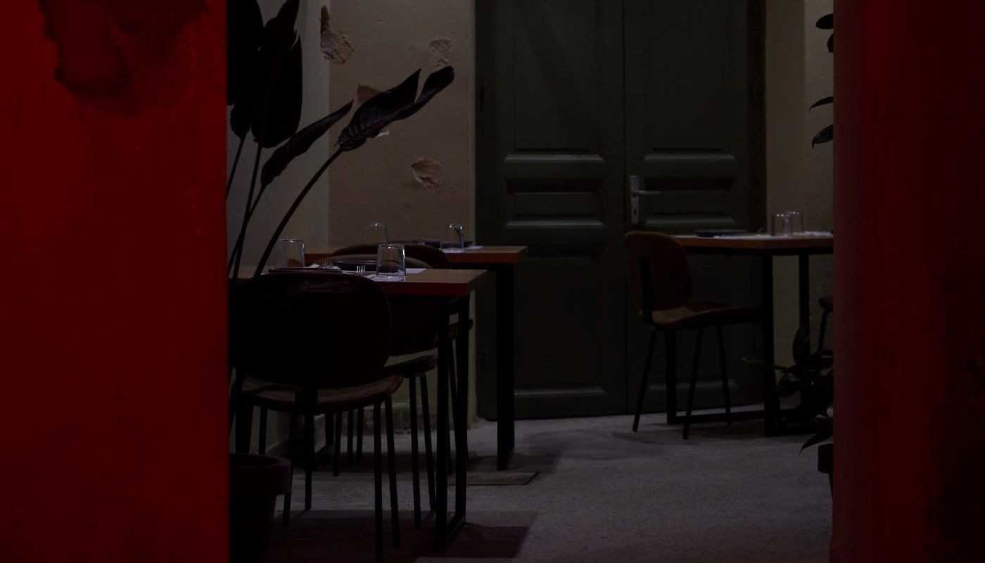 34 ATHENS: ΜΙΑ ΜΥΣΤΙΚΗ ΑΥΛΗ ΣΤΗΝ ΠΛΑΤΕΙΑ ΚΑΡΥΤΣΗ | The Bars