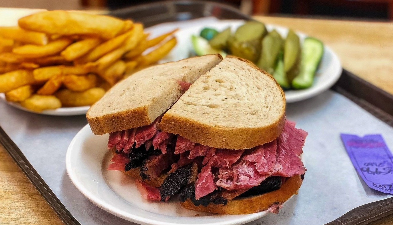 ΤΟ ΘΡΥΛΙΚΟ PASTRAMI SANDWICH ΤΟΥ KATZ’S DELI | Βρώμικα Μυστικά