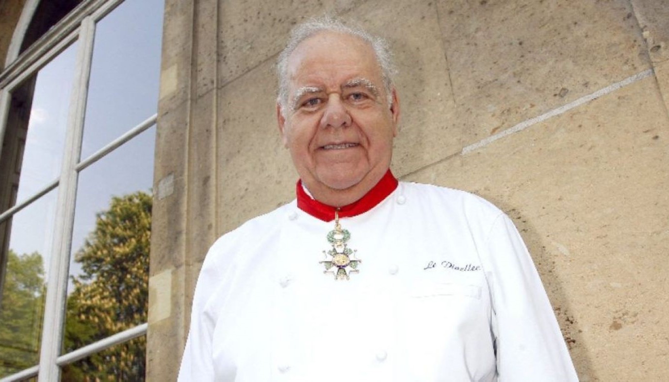 ΑΠΟΧΑΙΡΕΤΩΝΤΑΣ ΤΟΝ JACQUES LE DIVELLEC,  ΤΟΝ ΣΕΦ ΠΟΥ ΑΓΑΠΟΥΣΕ ΤΗ ΘΑΛΑΣΣΑ | Θέματα