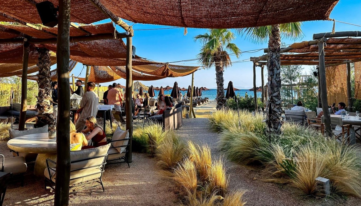 THE C BEACH RESTAURANT: ΚΑΛΟΚΑΙΡΙΝΟΙ ΡΥΘΜΟΙ ΚΑΙ ΠΡΟΣΕΓΜΕΝΕΣ ΓΕΥΣΕΙΣ ΜΕ ΦΟΝΤΟ ΤΟΝ ΣΑΡΩΝΙΚΟ | Θέματα