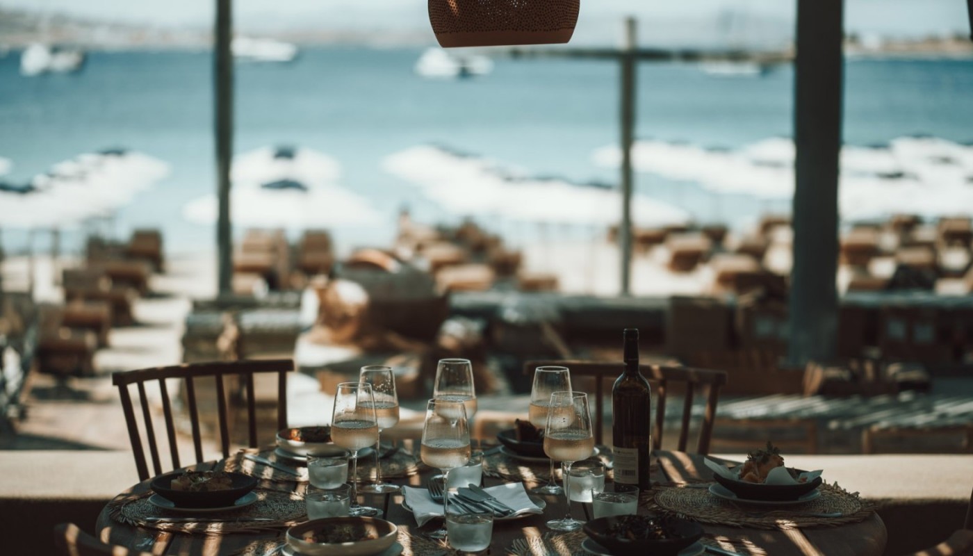 CRIOS BEACH BAR RESTAURANT: Η ΝΕΑ ΑΦΙΞΗ ΠΟΥ ΤΑΡΑΖΕΙ ΤΑ ΝΕΡΑ ΤΗΣ ΠΑΡΟΥ | Νέα